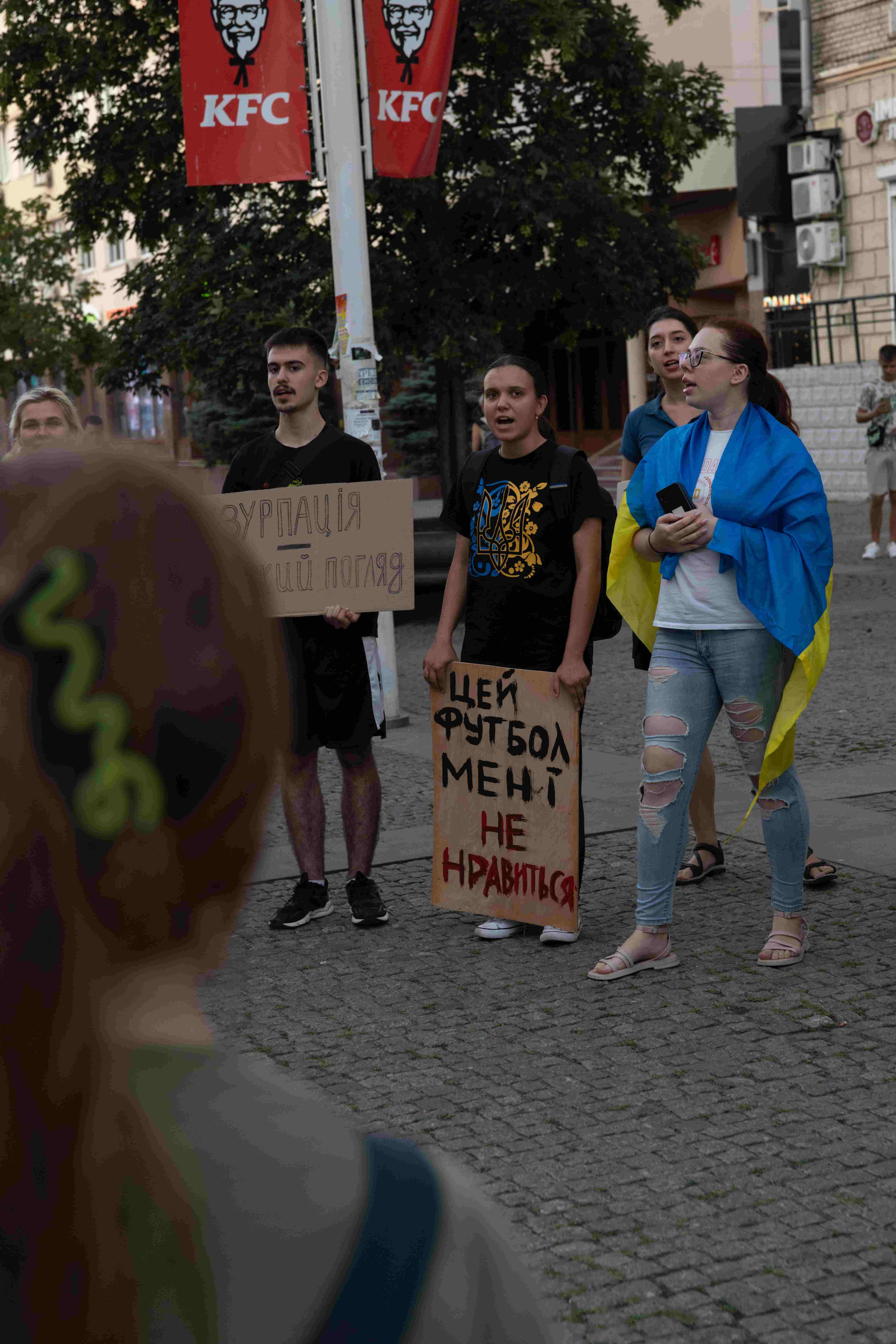 Мітинги у Дніпрі: сотні жителів зібрались з плакатами та прапорами України. Фоторепортаж
