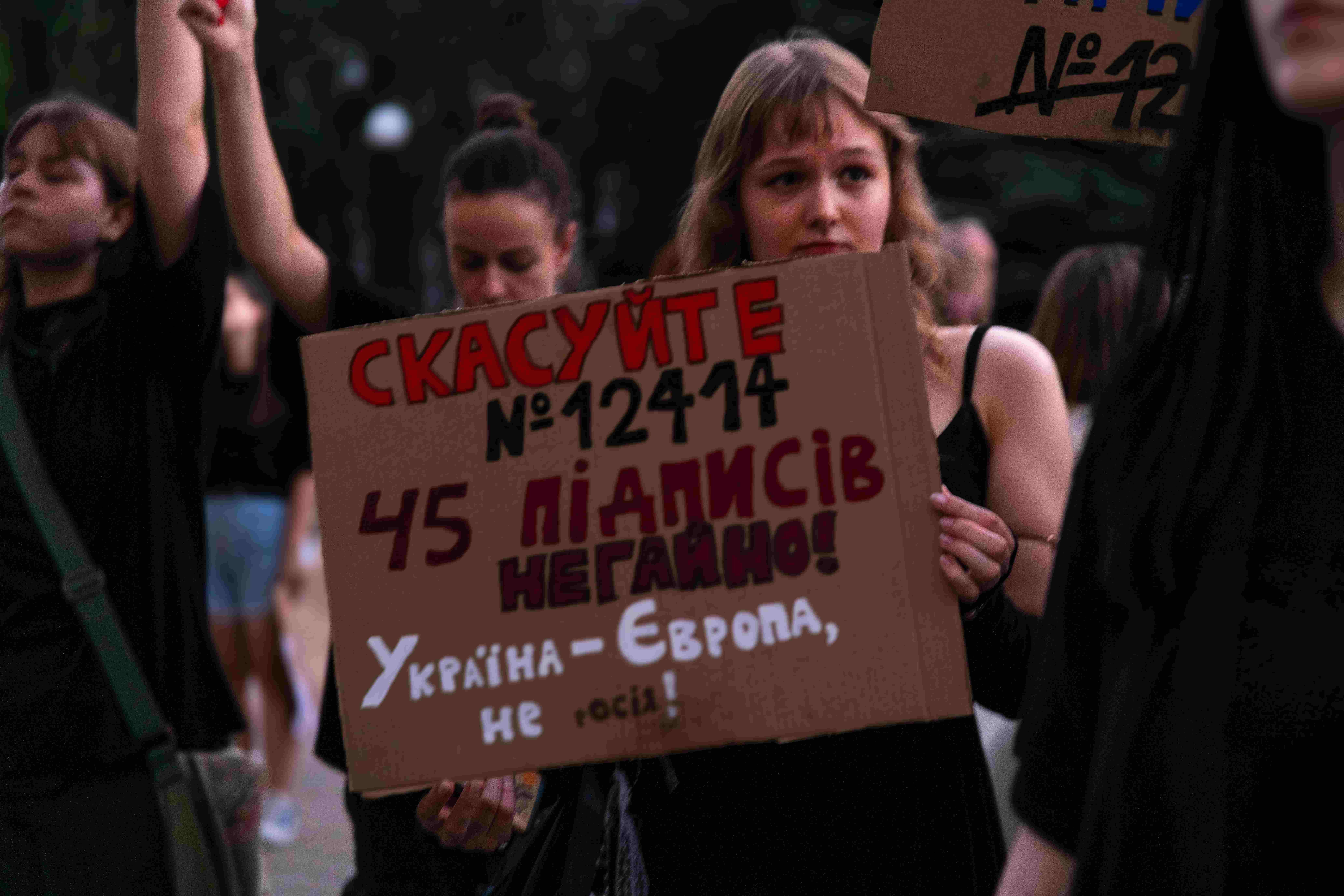 Мітинги у Дніпрі: сотні жителів зібрались з плакатами та прапорами України. Фоторепортаж