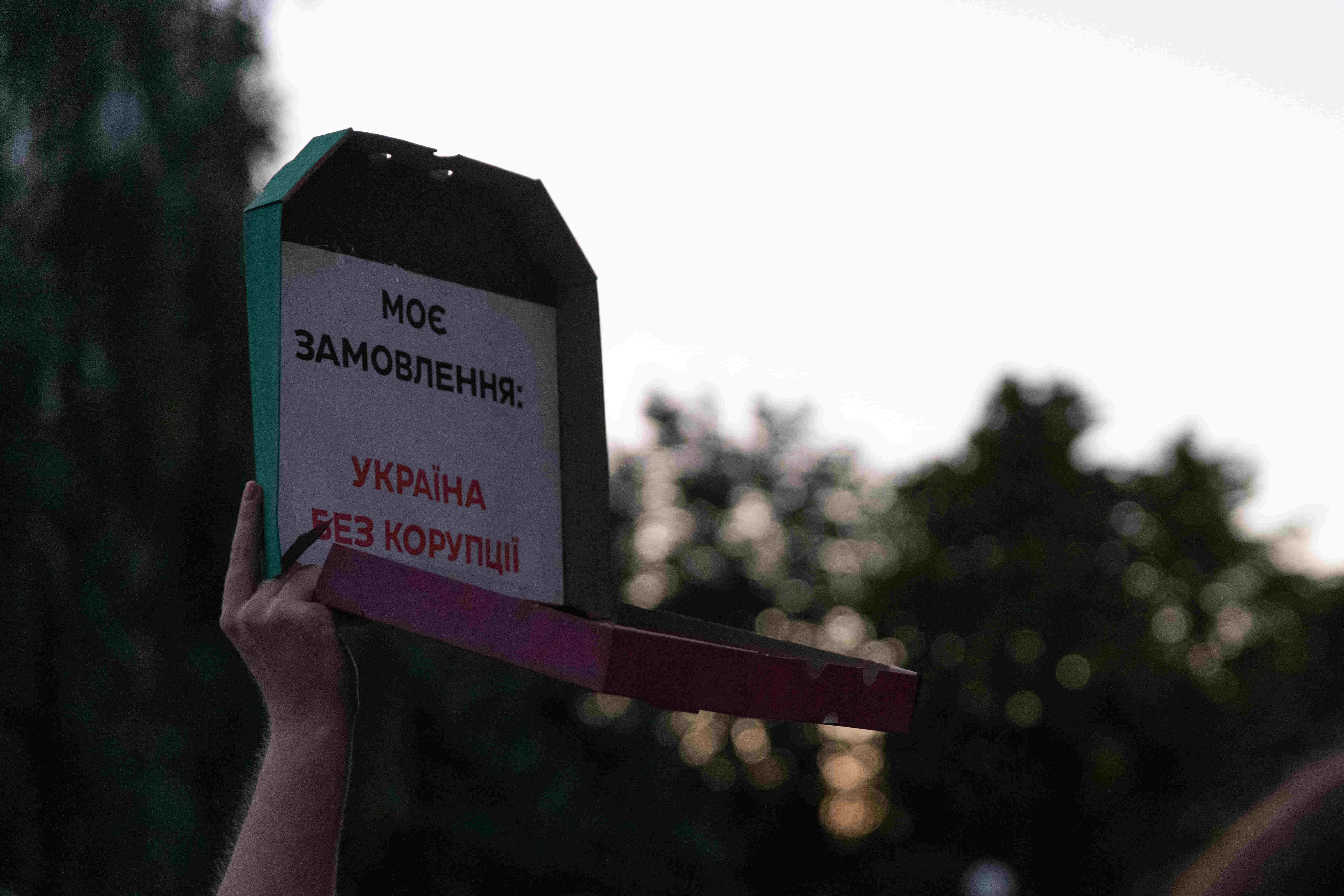Мітинги у Дніпрі: сотні жителів зібрались з плакатами та прапорами України. Фоторепортаж