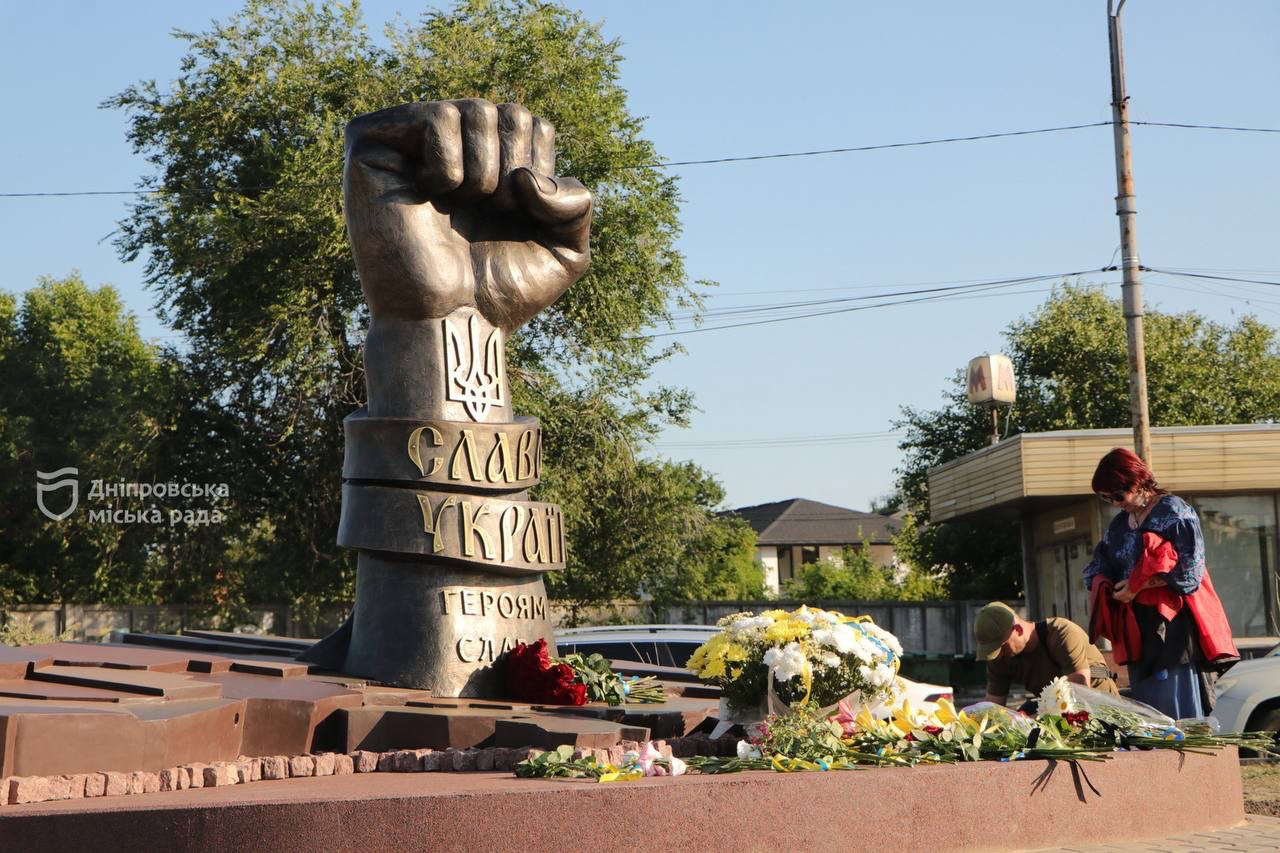 У Новокодацькому районі Дніпра відкрили меморіальний знак на честь загиблих військових