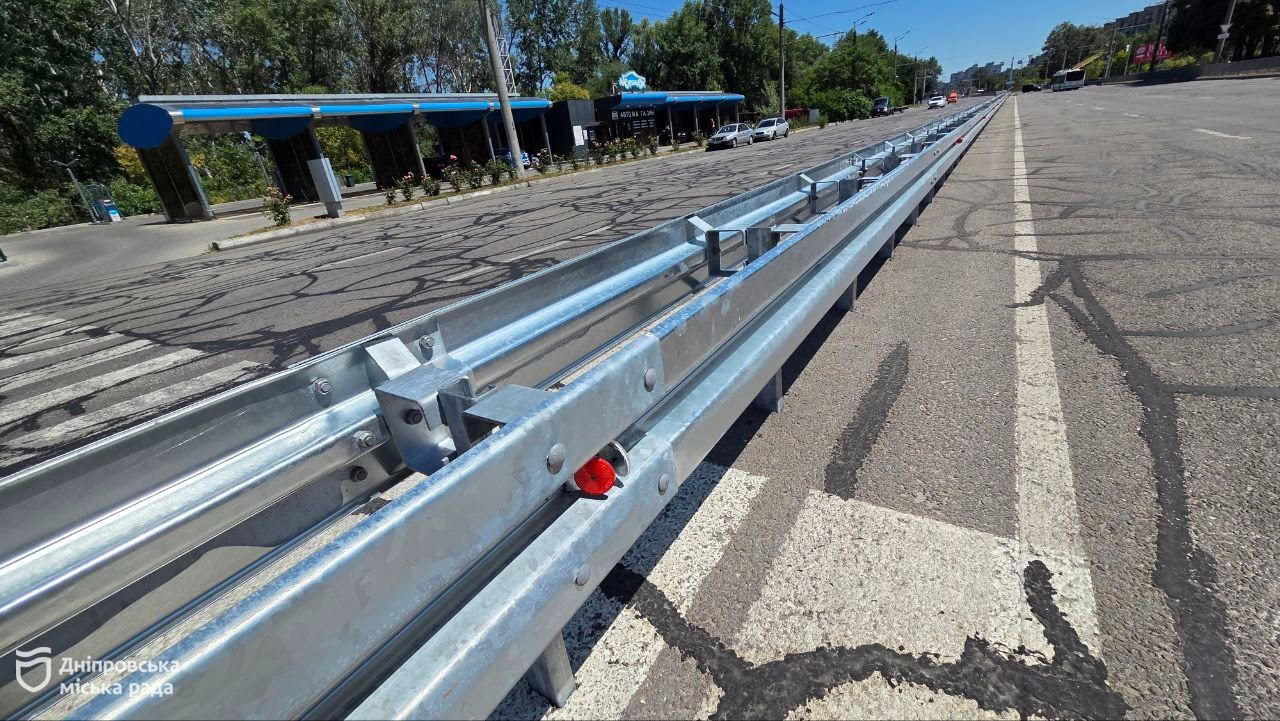 У Дніпрі на Набережній Заводській встановили колесовідбійний брус
