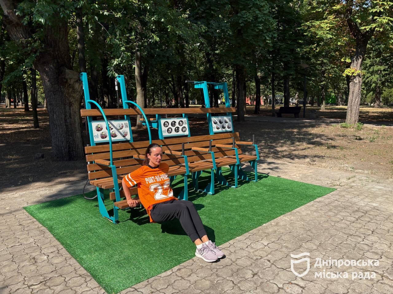 У парку Дніпра з’явилась спортивна лавка-тренажер, на якій можна виконувати понад 250 вправ