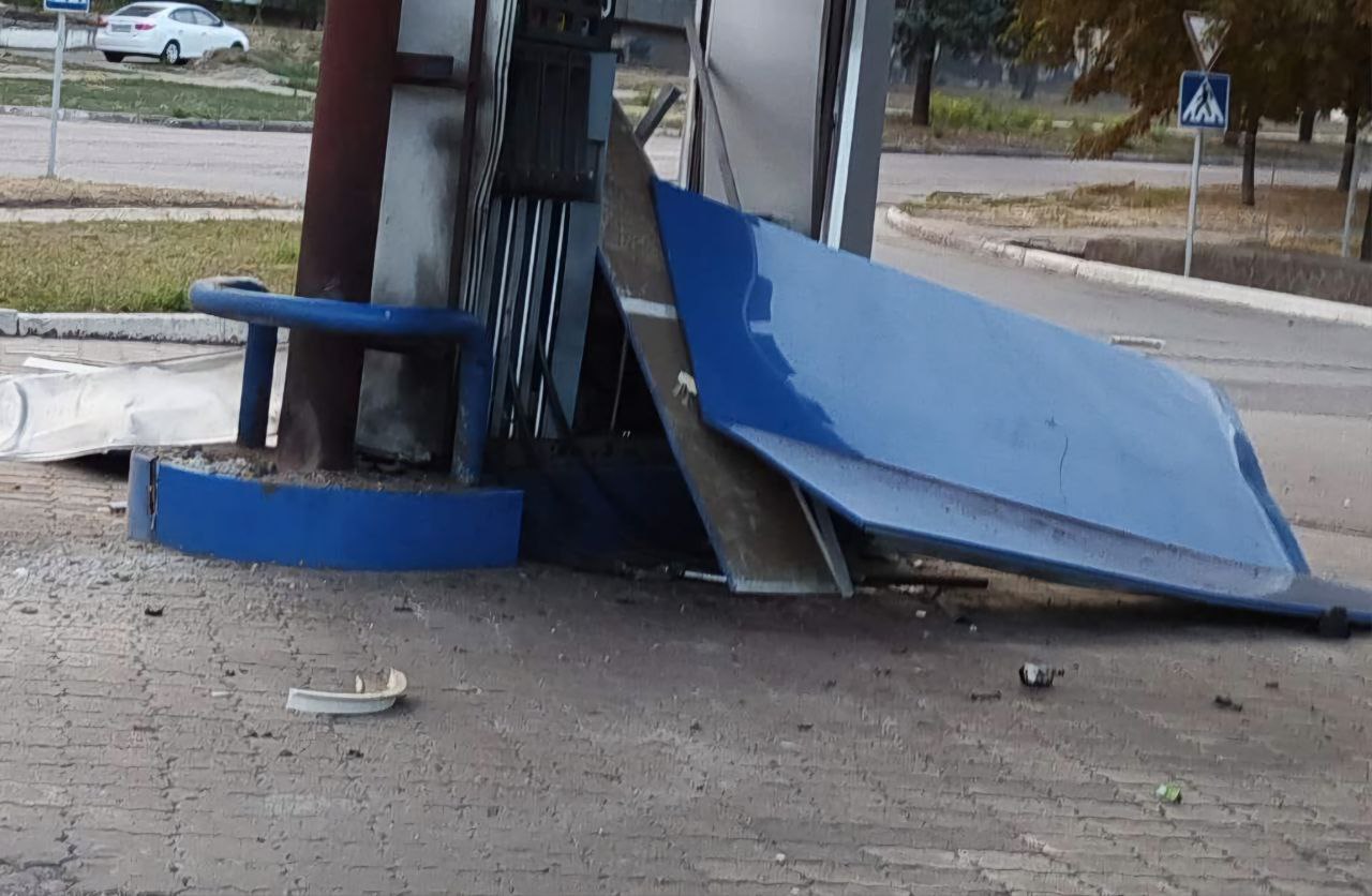 Уночі на Дніпровщині російські дрони і артилерія пошкодили підприємство, АЗС та авто