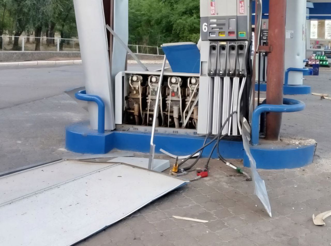 Уночі на Дніпровщині російські дрони і артилерія пошкодили підприємство, АЗС та авто