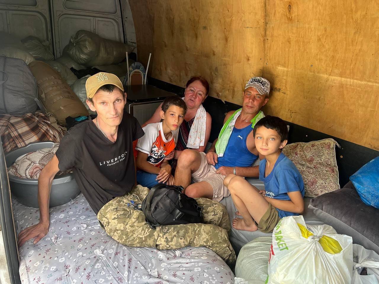 На Дніпровщині родина пʼять днів жила в посадці після авіаудару по селу