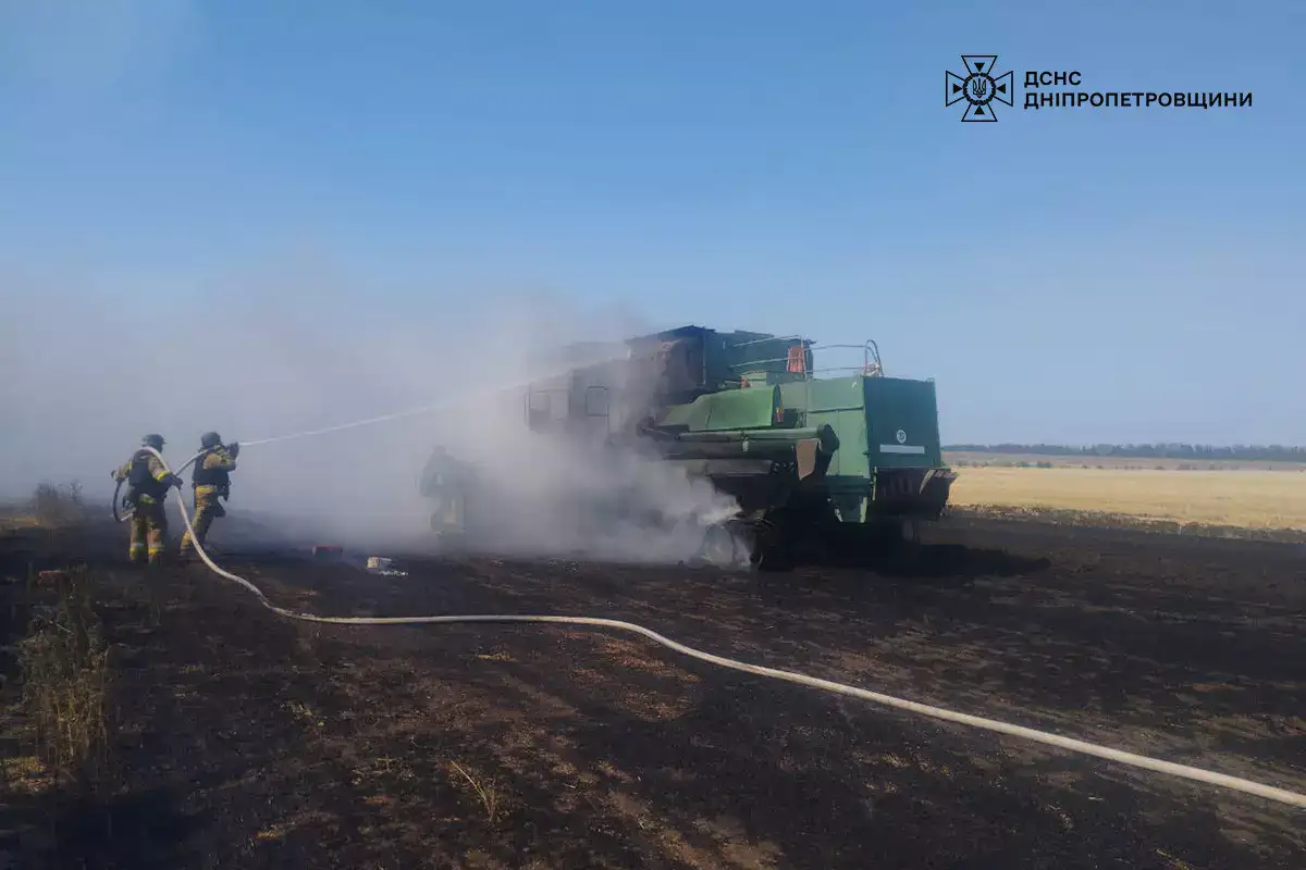 На Синельніківщині під час руху на полі зайнявся комбайн