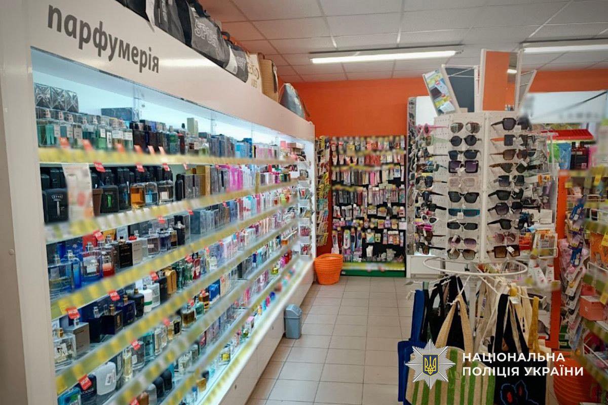 У Дніпрі чоловік намагався винести парфуми з магазину на понад 5 тисяч гривень