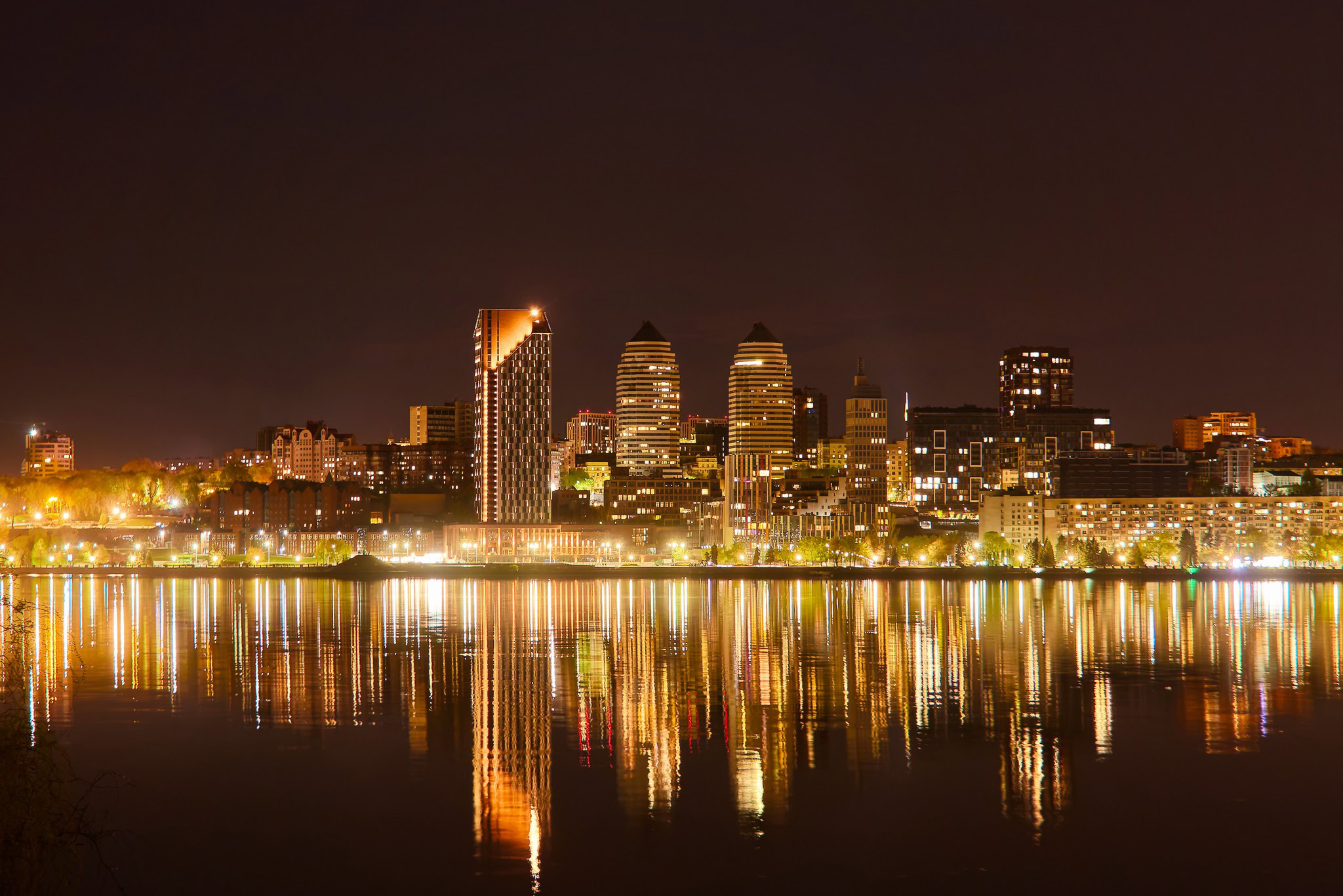 На набережній Дніпра засяяла багатоповерхівка з унікальною підсвіткою