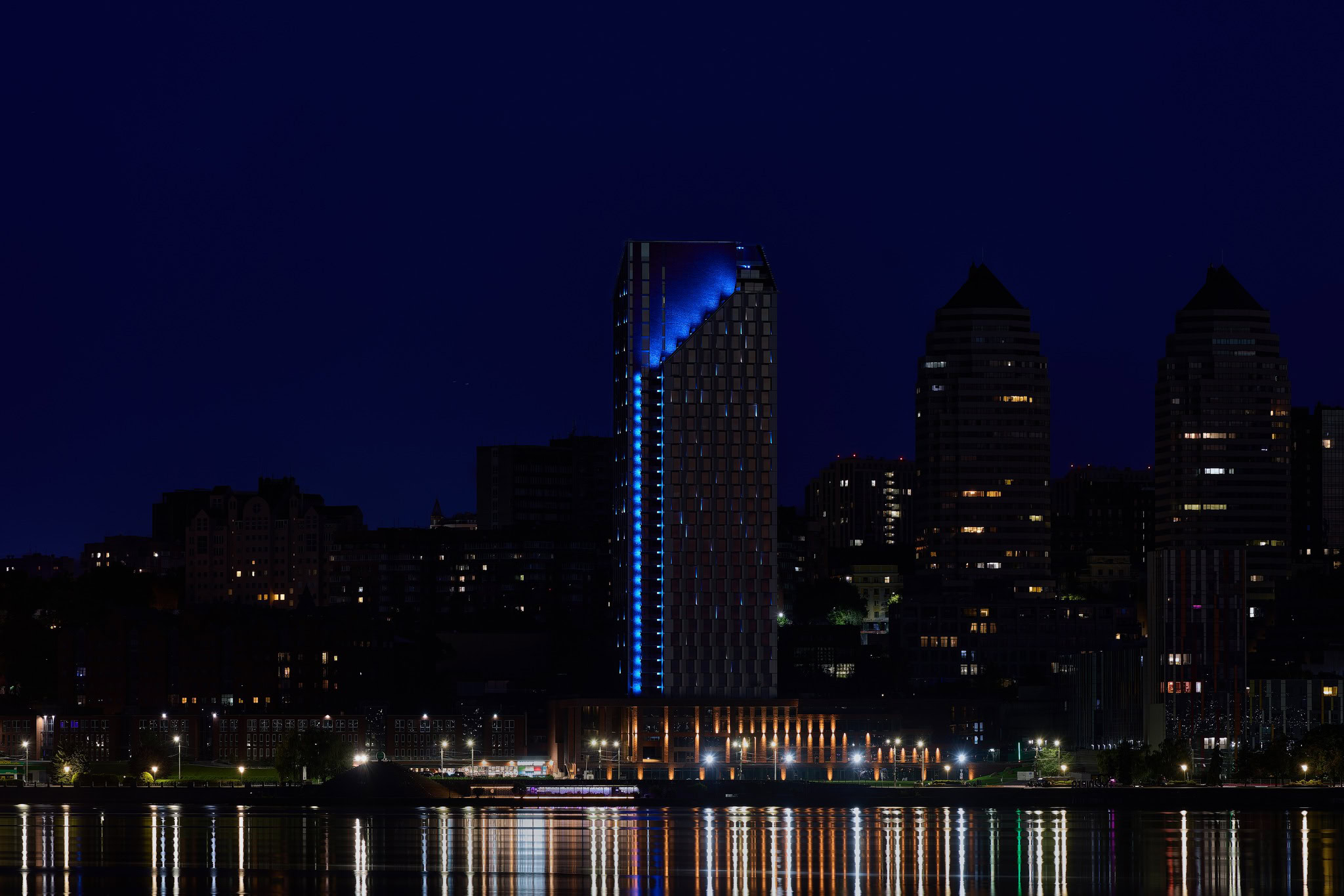 На набережній Дніпра засяяла багатоповерхівка з унікальною підсвіткою