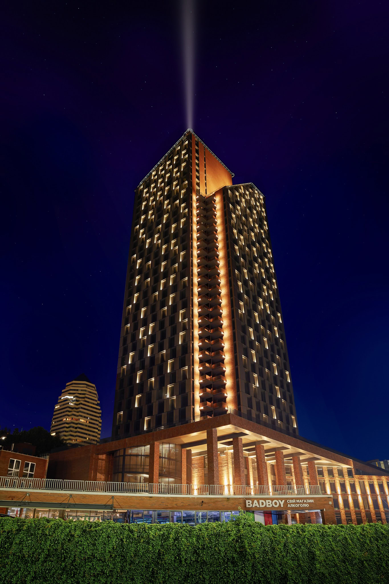 На набережній Дніпра засяяла багатоповерхівка з унікальною підсвіткою