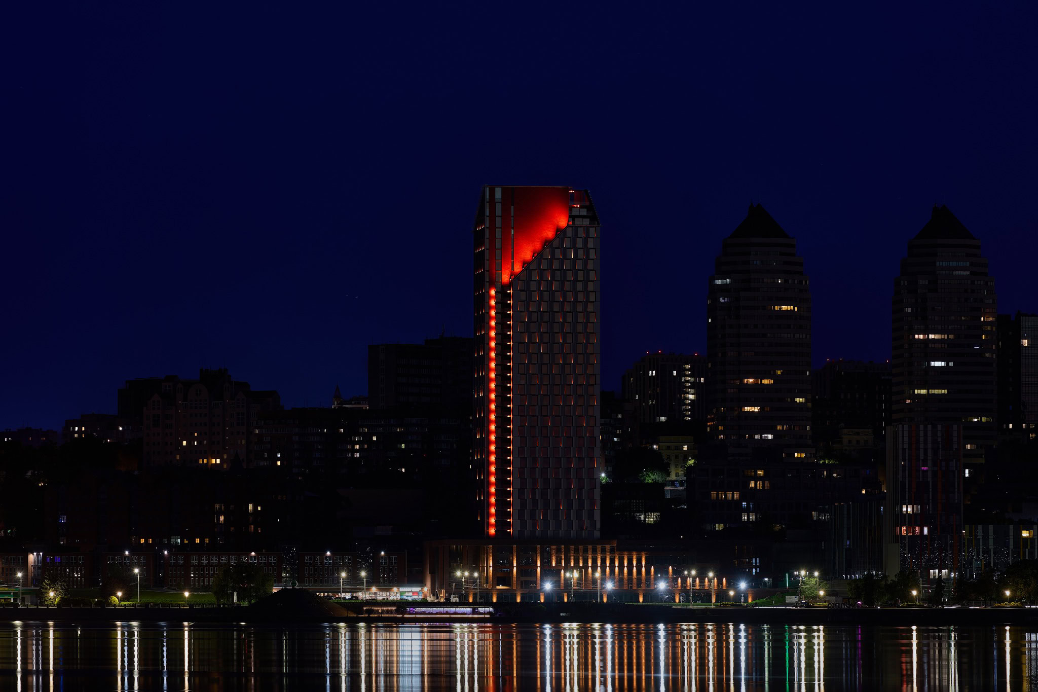 На набережній Дніпра засяяла багатоповерхівка з унікальною підсвіткою