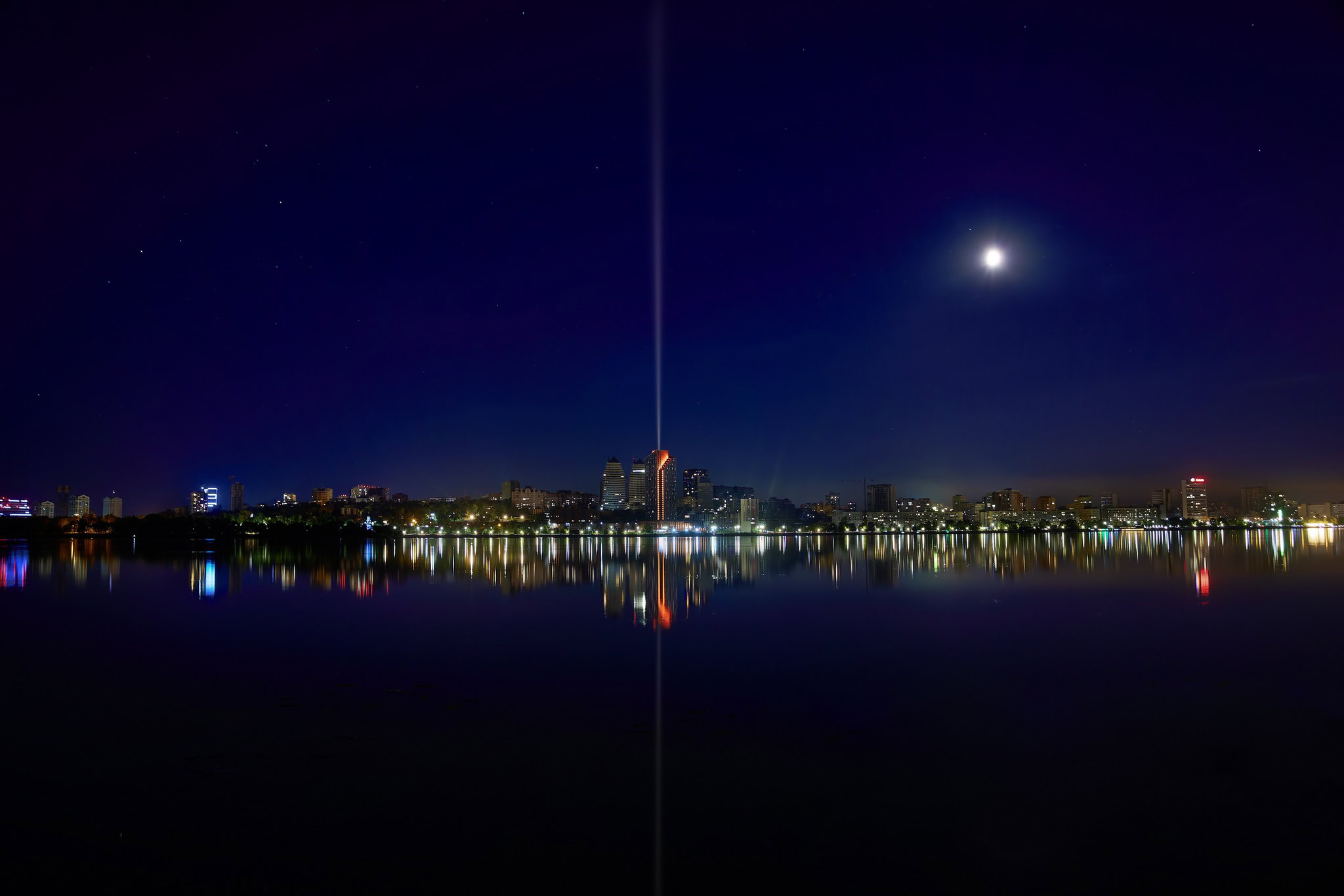 На набережній Дніпра засяяла багатоповерхівка з унікальною підсвіткою