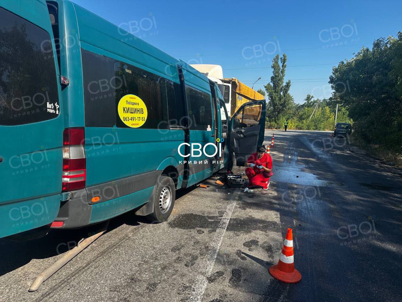 У Кривому Розі маршрутка Дніпро – Одеса влетіла у вантажівку