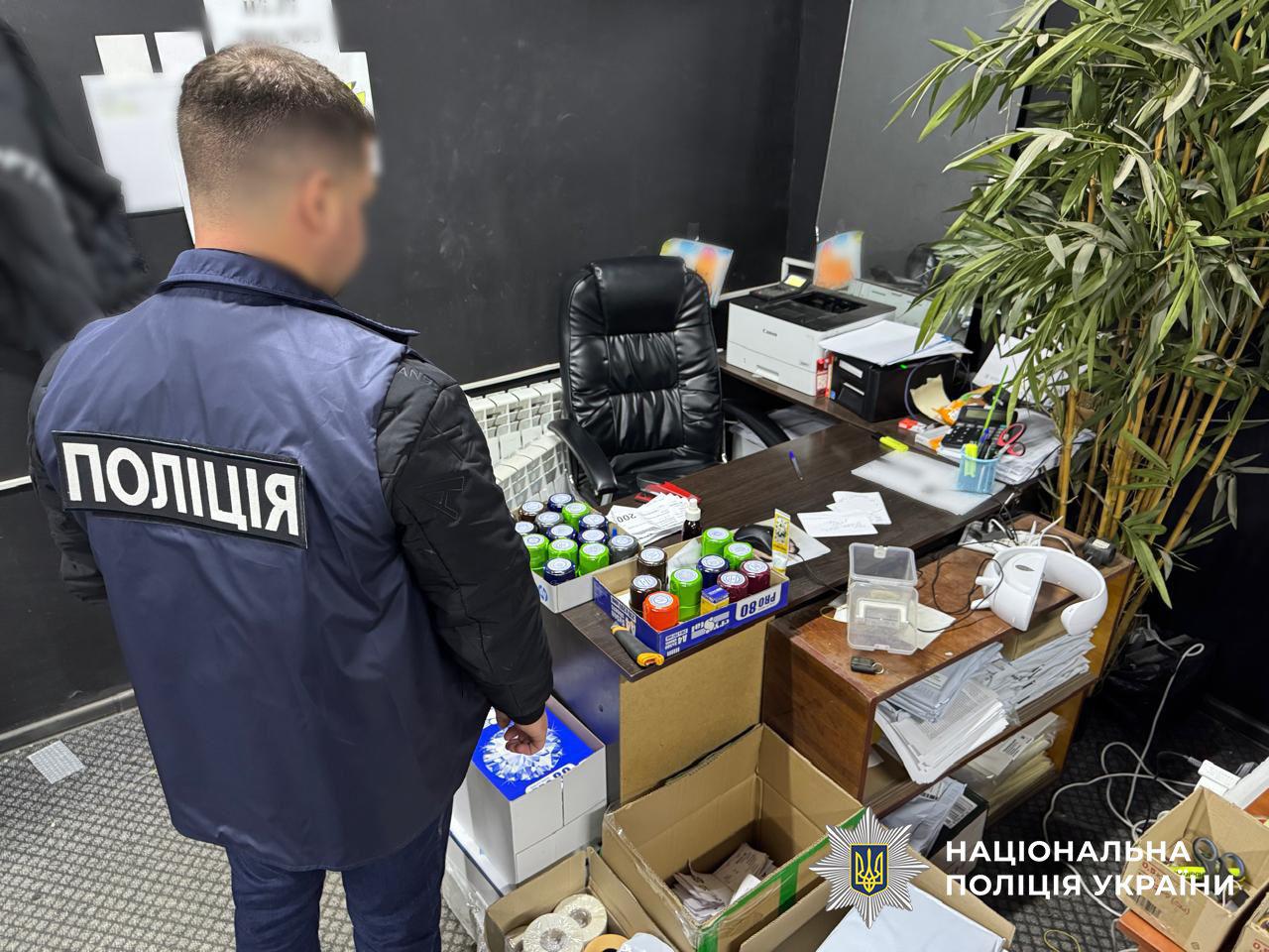 На Дніпровщині викрили продаж підроблених ґаджетів на 24 мільйони гривень