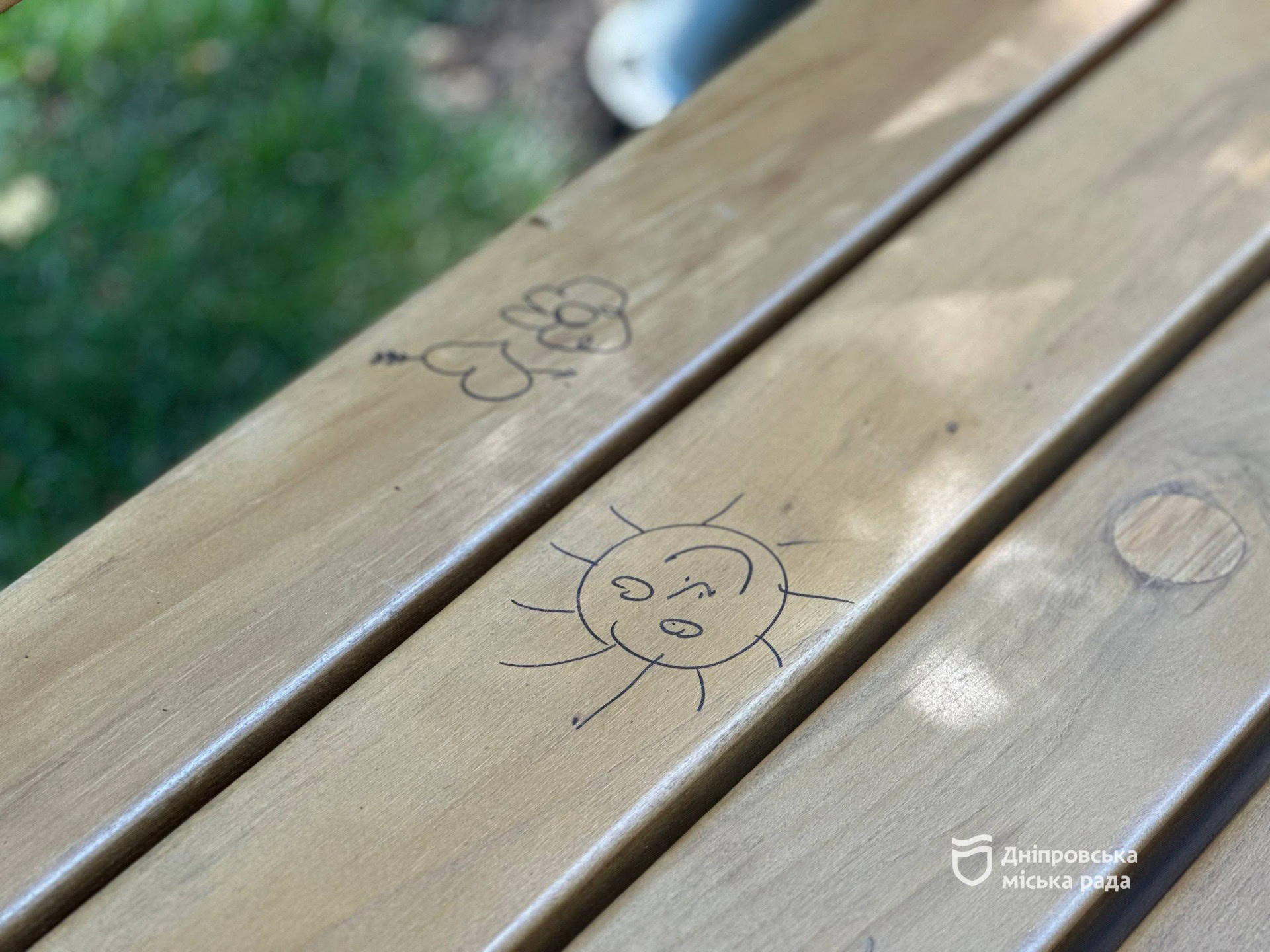 У Дніпрі жителі все частіше псують міське майно: від лавок до квітів