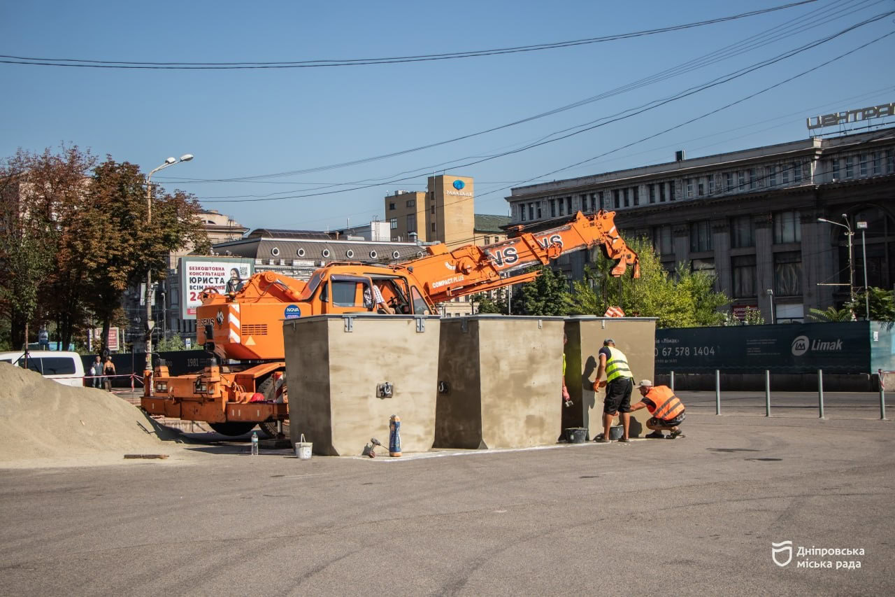 На площі Героїв Майдану у Дніпрі встановлюють підземні сміттєві контейнери
