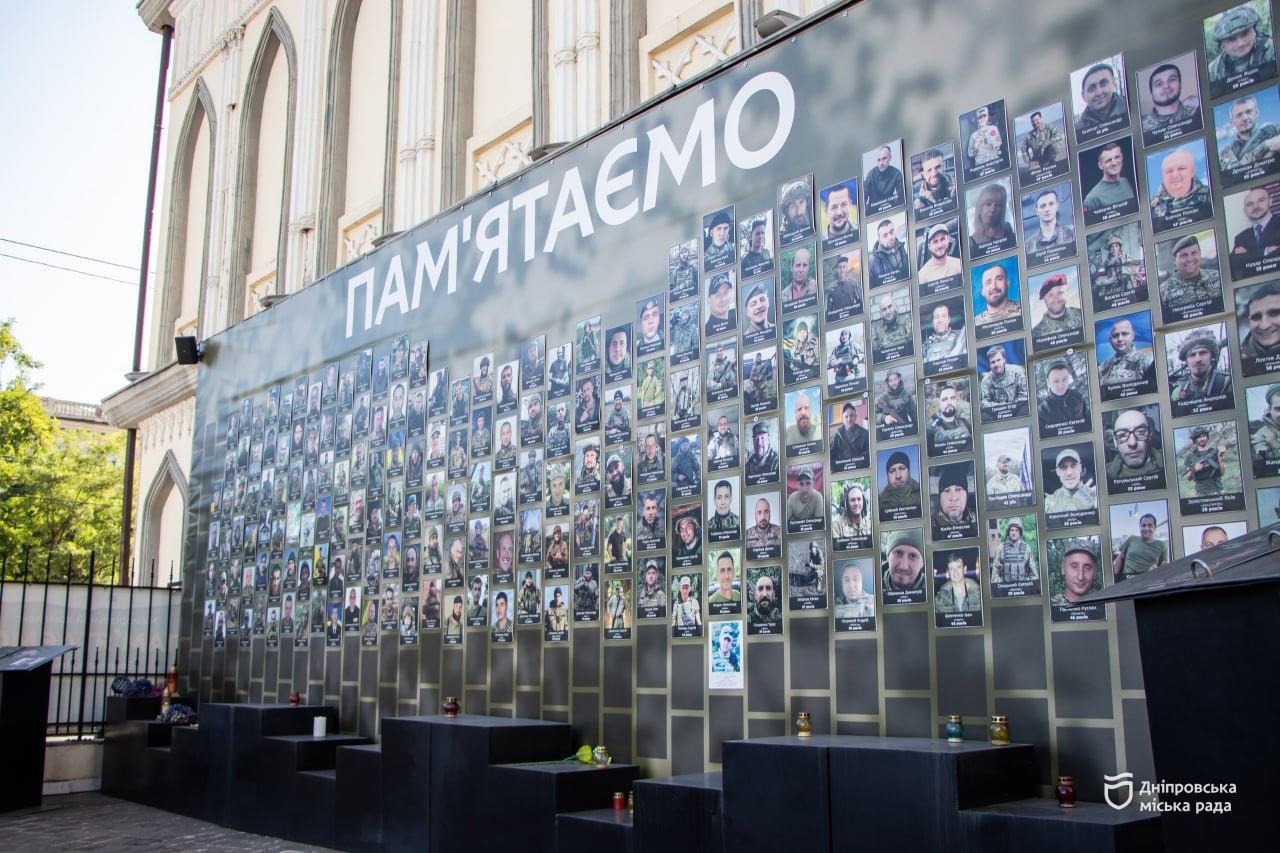 До Міжнародного дня молоді у Дніпрі вшанували пам’ять полеглих юнаків і дівчат