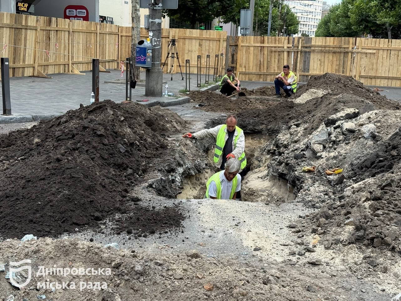 У центрі Дніпра ремонтують зливову каналізацію на одному з перехресть