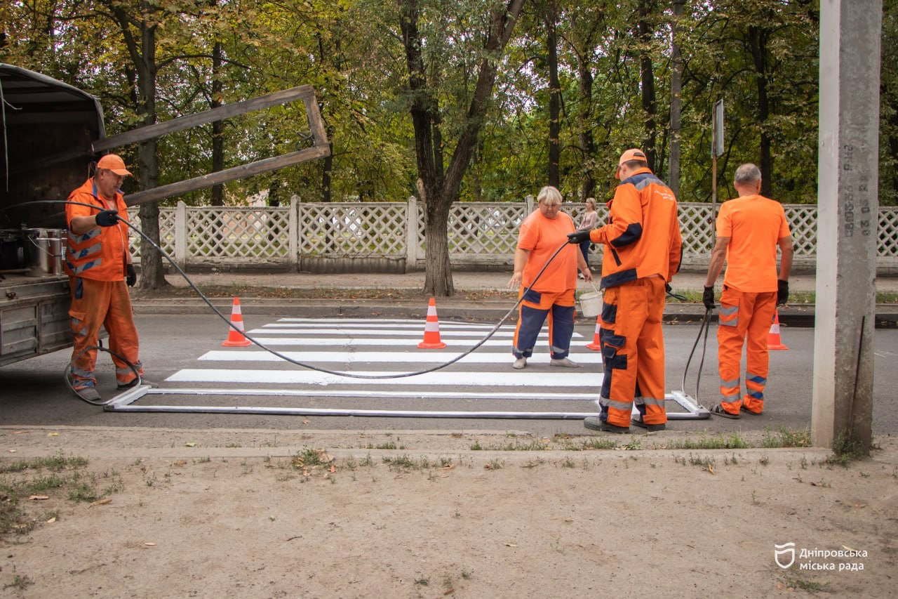 У Дніпрі до 1 вересня оновлять розмітку та «лежачих» поліцейських біля всіх шкіл