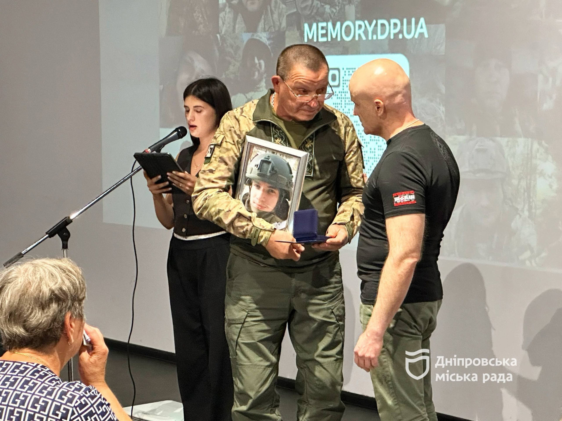 У Дніпрі вшанували полеглих захисників: 17 родин отримали відзнаки