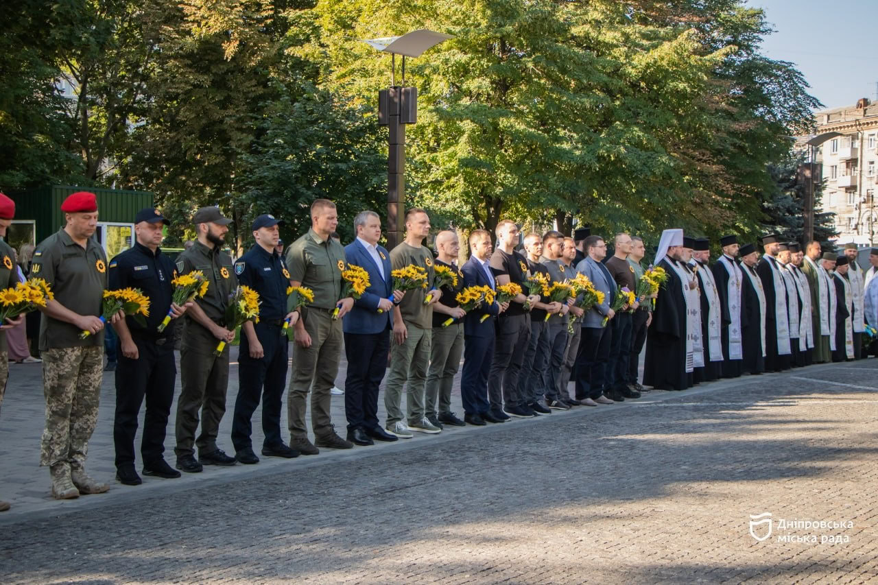 День пам’яті захисників і захисниць України: як дніпряни вшановували героїв