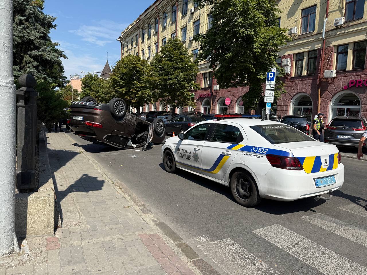 У центрі Дніпра позашляховик перекинувся на дах після ДТП