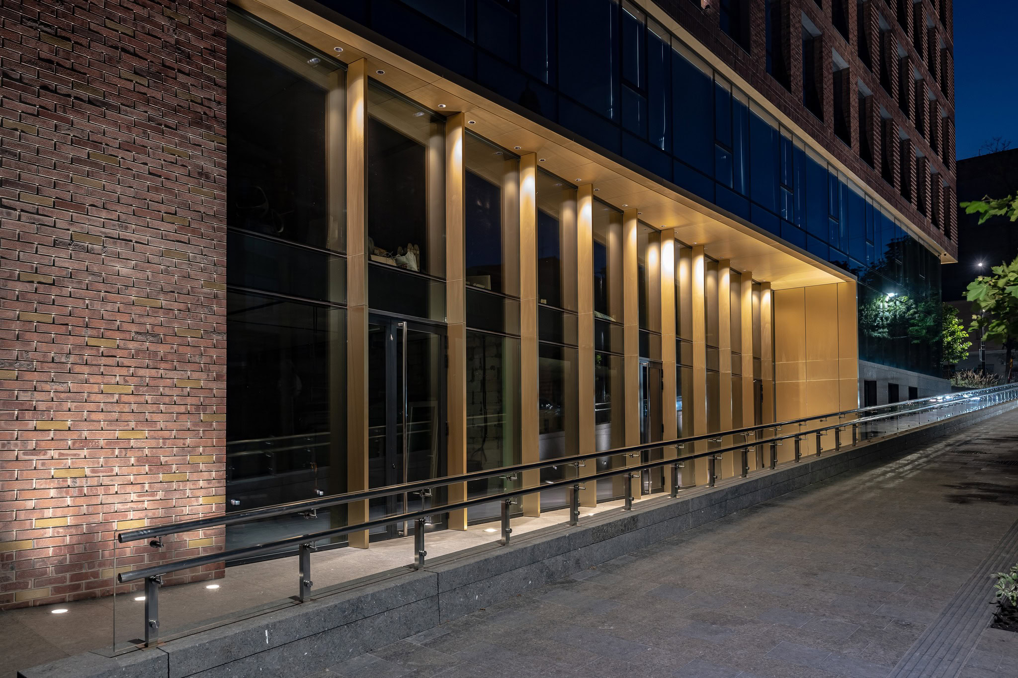 Вечірній Дніпро: The Corner отримав сучасне світлове оформлення