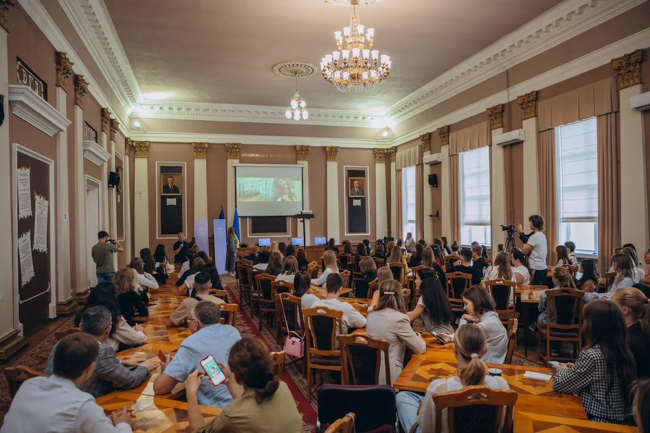 Студенти Дніпра поспілкувалися з Нобелівською лауреаткою миру