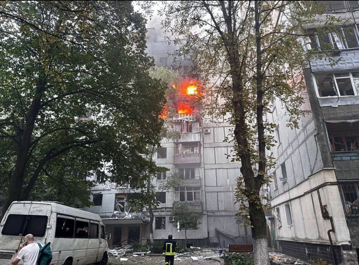 У Дніпрі внаслідок обстрілу Росії оператор національного каналу втратив житло та машину