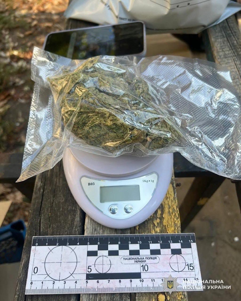 На житломасиві Тополя затримали дніпрянку, яка при собі мала наркотики на майже на 90 тис. грн