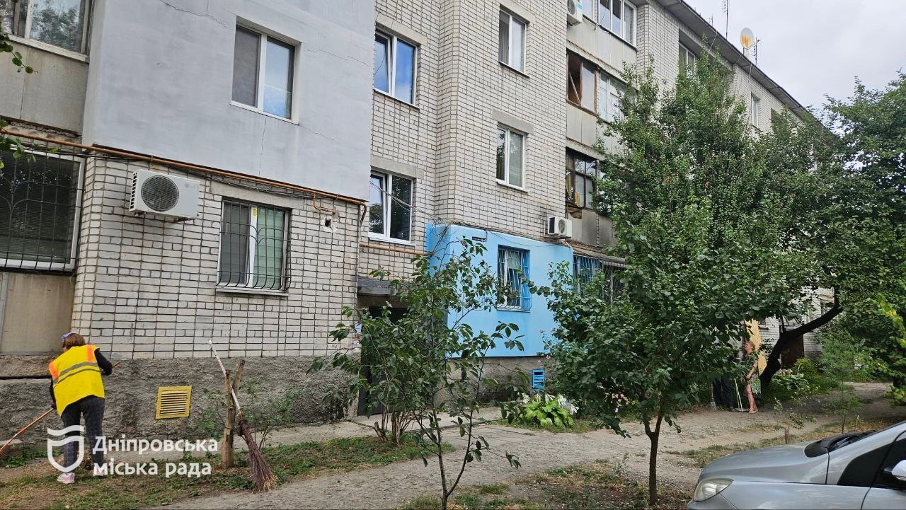 Дніпро ліквідовує наслідки ворожої атаки: куди звертатися мешканцям