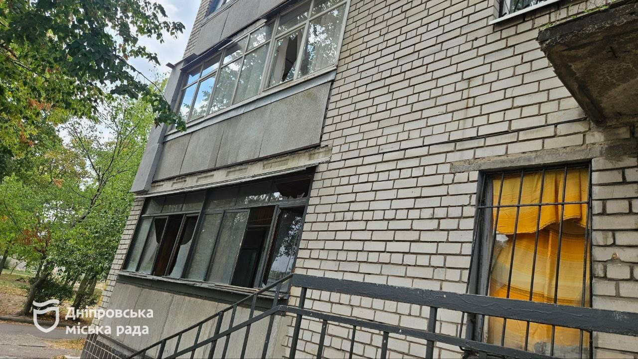 Дніпро ліквідовує наслідки ворожої атаки: куди звертатися мешканцям