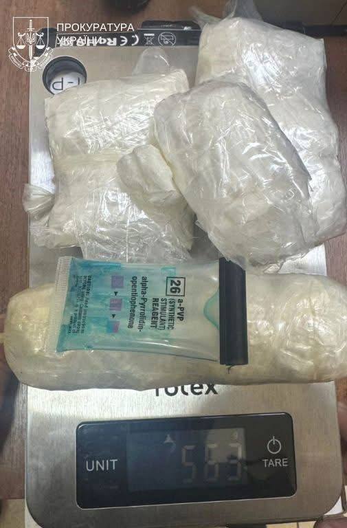 Жінка з Кривого Рогу хотіла провезти через кордон пів кіло психотропів у валізі