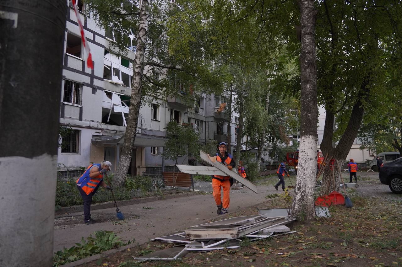 У Дніпрі ракета влучила в багатоповерхівку: є загиблий і десятки поранених