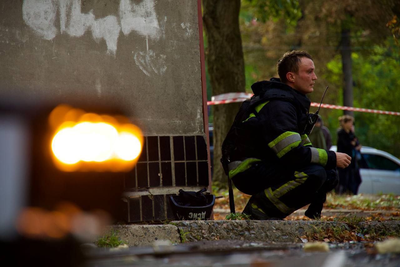 У Дніпрі ракета влучила в багатоповерхівку: є загиблий і десятки поранених