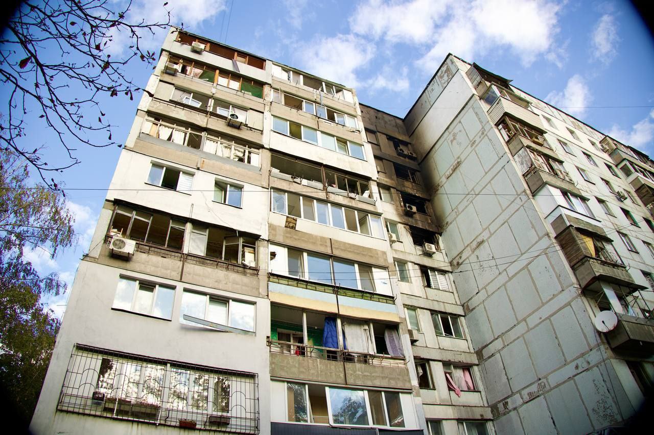 У Дніпрі ракета влучила в багатоповерхівку: є загиблий і десятки поранених