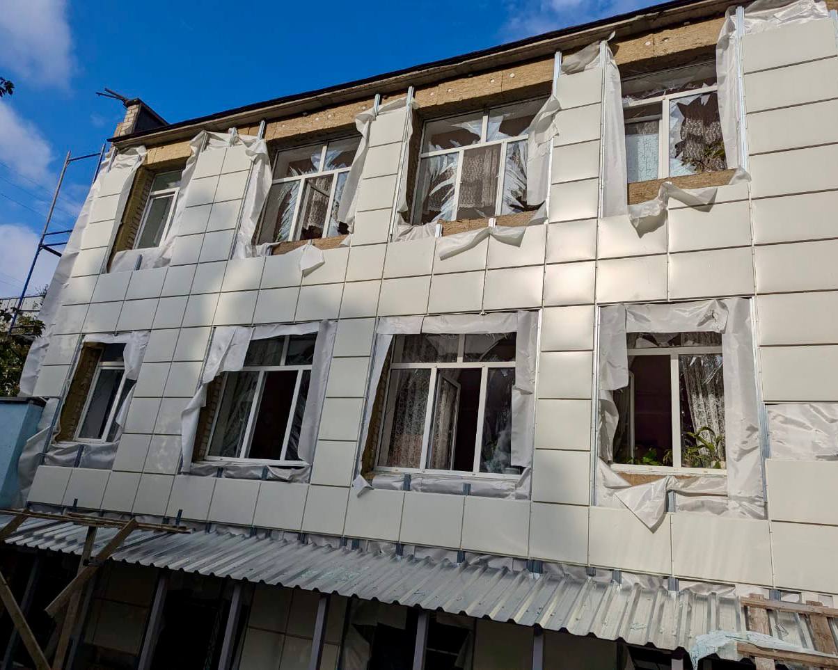 У Дніпрі ракета влучила в багатоповерхівку: є загиблий і десятки поранених