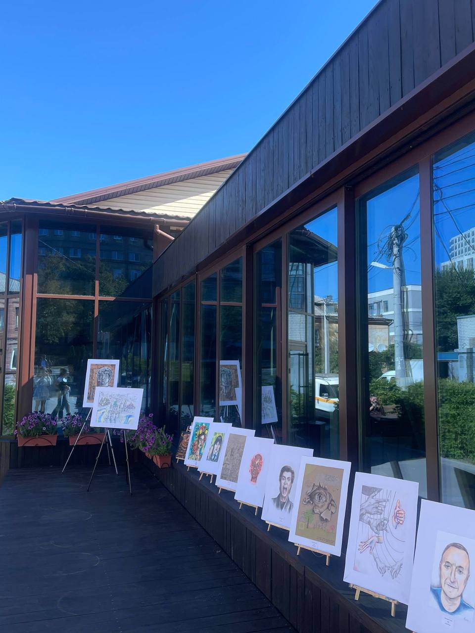 У Дніпрі відкрилась перша виставка 16-річної художниці Ксенії Кухтін