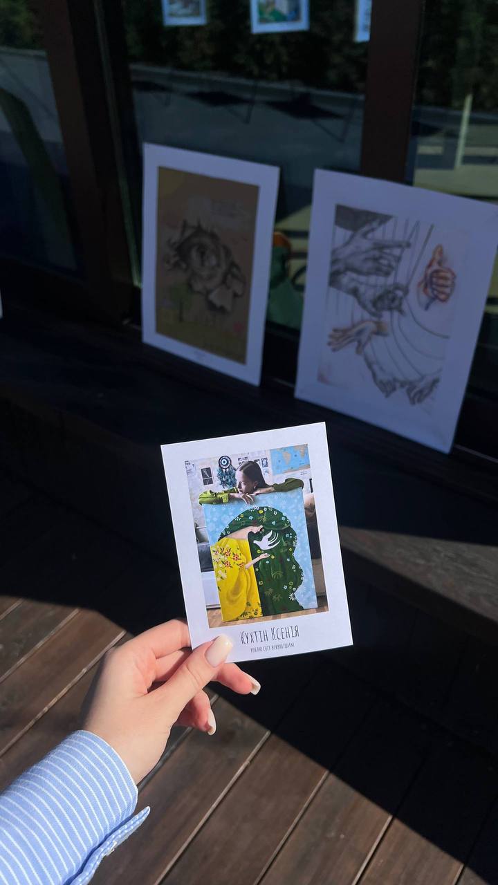 У Дніпрі відкрилась перша виставка 16-річної художниці Ксенії Кухтін