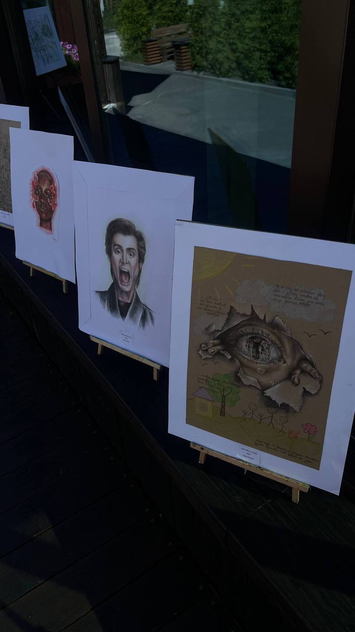 У Дніпрі відкрилась перша виставка 16-річної художниці Ксенії Кухтін