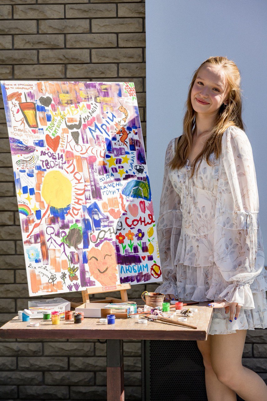 У Дніпрі відкрилась перша виставка 16-річної художниці Ксенії Кухтін