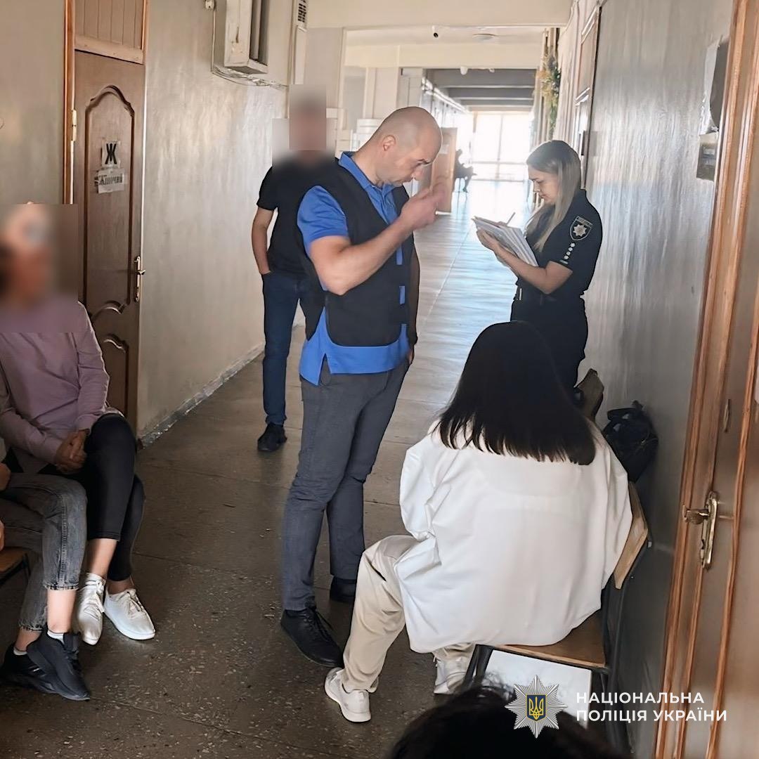 Декан та завкафедри у Дніпрі вимагали хабар від студента