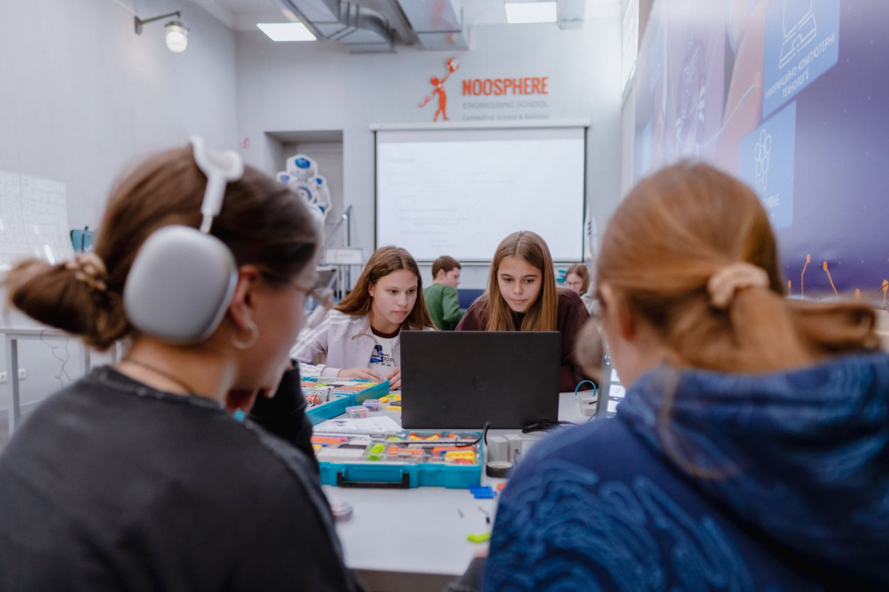 Дніпровські підлітки «рятували» космічну місію за допомогою роботів