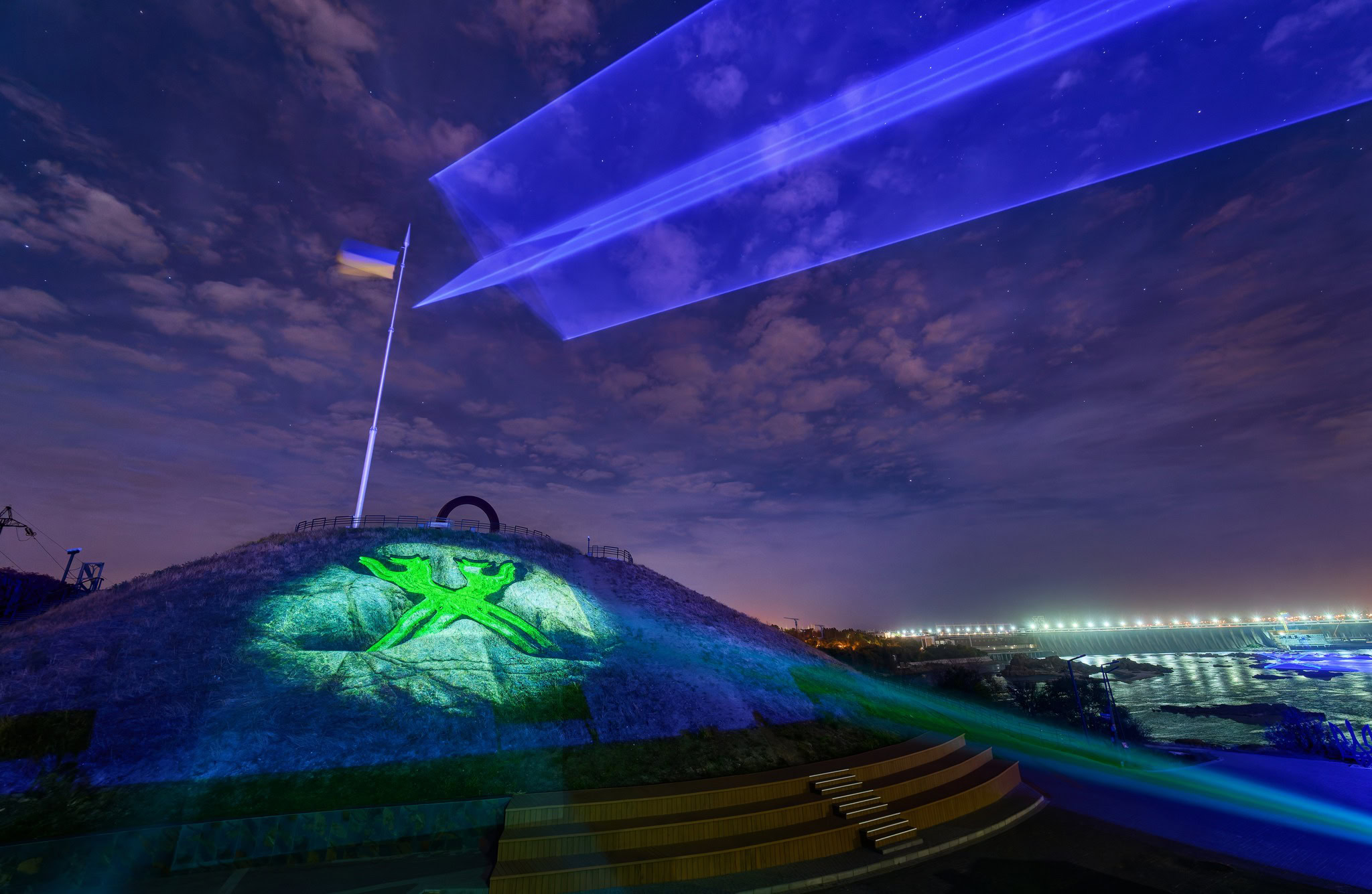 Дніпровська компанія відновила лазерно-проекційну артінсталяцію на Хортиці