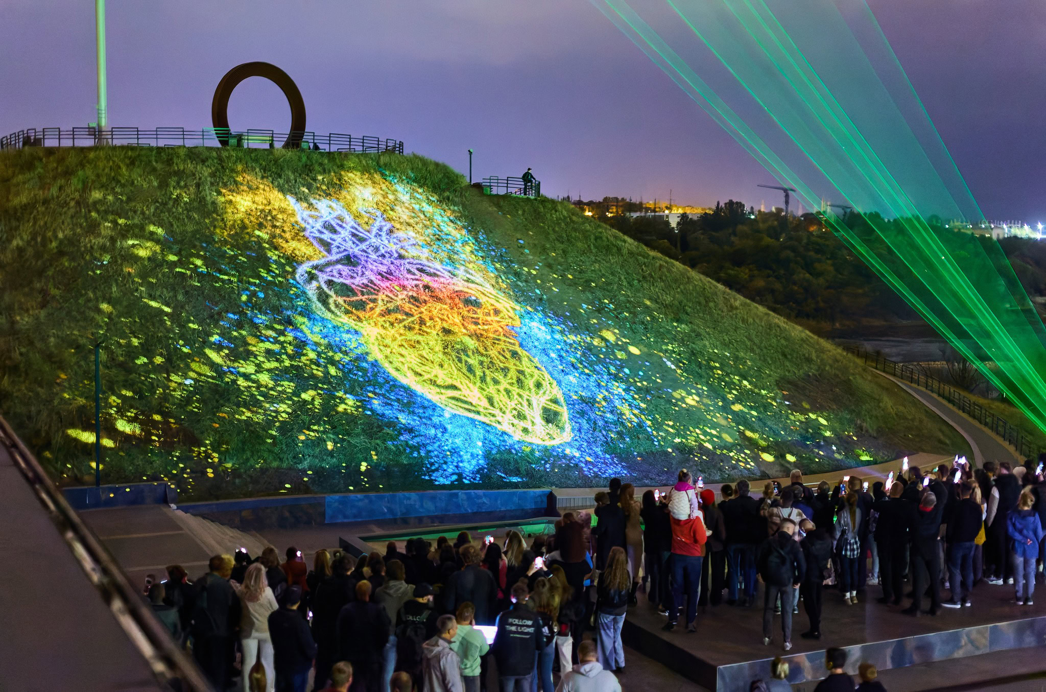 Дніпровська компанія відновила лазерно-проекційну артінсталяцію на Хортиці