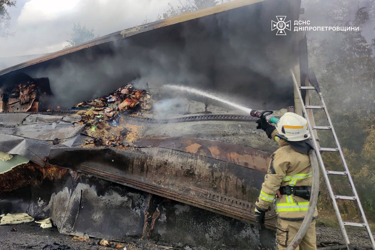 На трасі Дніпровщини вщент вигоріла вантажівка