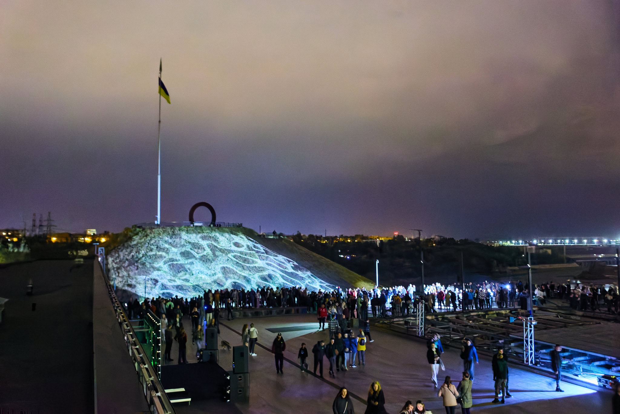 Дніпровська компанія відновила лазерно-проекційну артінсталяцію на Хортиці