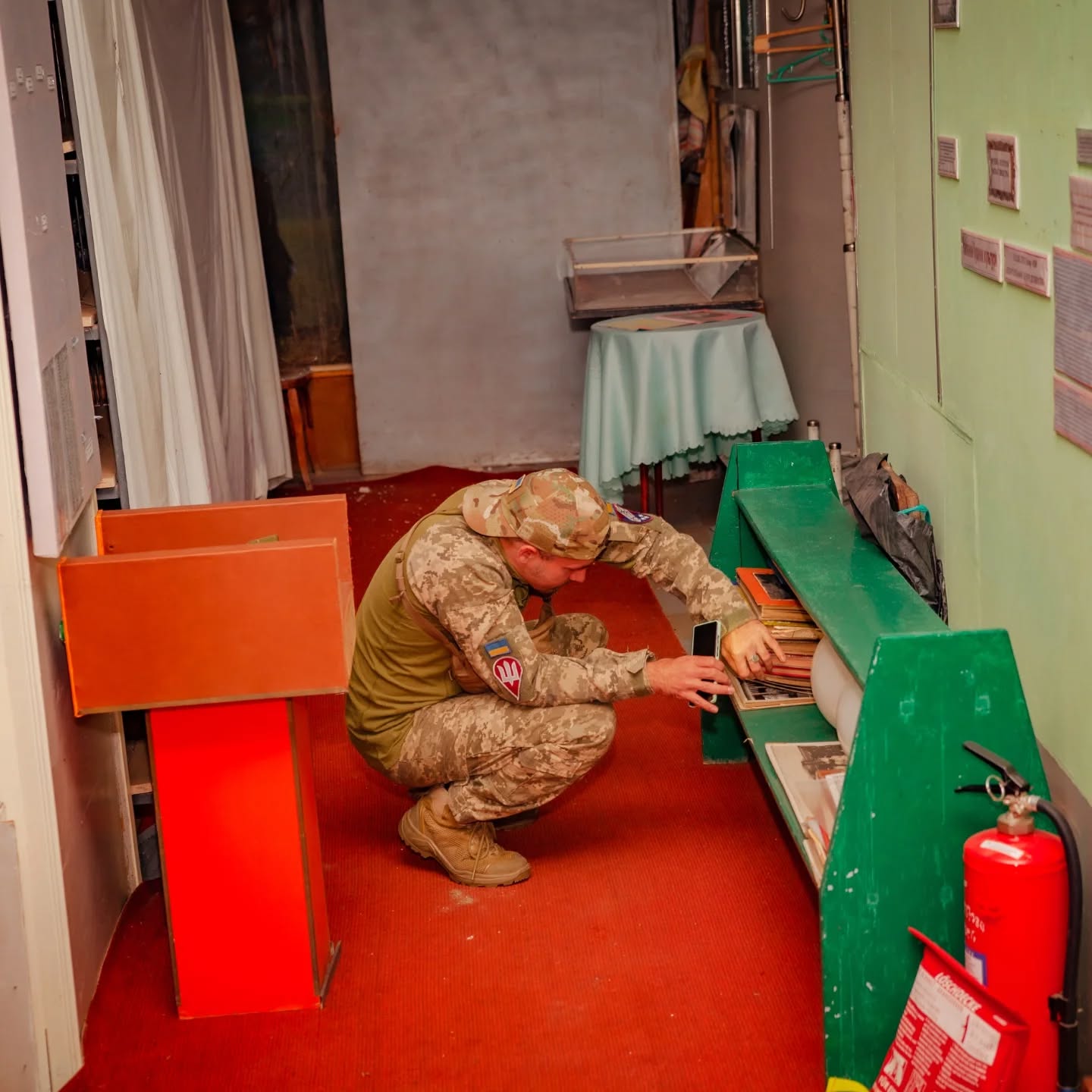 До Дніпра евакуювали музейні вітрини з Покровського, виготовлені ще за життя Яворницького