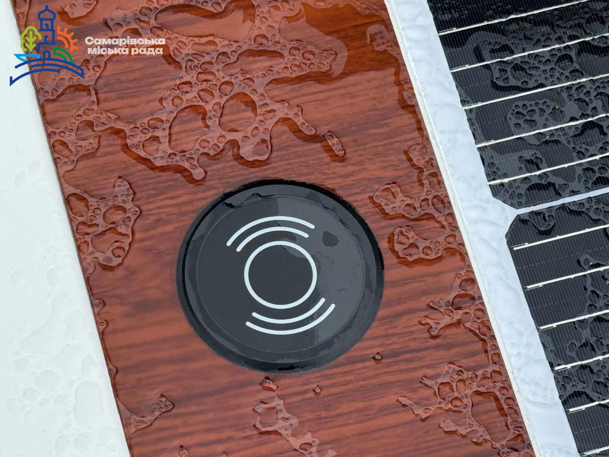 У Самарі встановили сонячні smart-лавки від партнерів з Німеччини