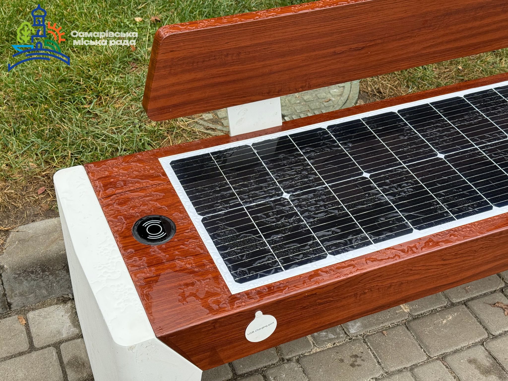 У Самарі встановили сонячні smart-лавки від партнерів з Німеччини